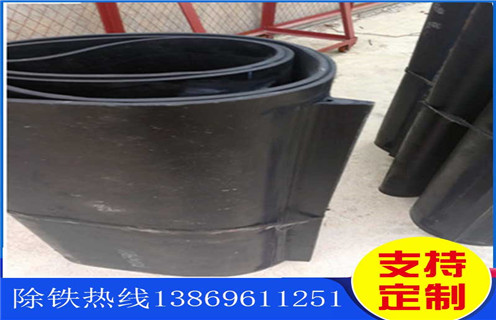 除鐵器皮帶，湖北除鐵器專(zhuān)用皮帶叫什么_浙江皮帶式除鐵器訂制跑偏原因及如何調_刮板價(jià)格